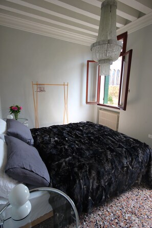 2 chambres, fer et planche à repasser, Wi-Fi, draps fournis