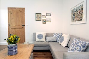TV, stereo - Beautifully renovated townhouse for 4 guests in Antibes with outdoor space. (Antibes)