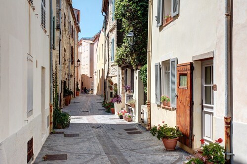 Beautifully renovated townhouse for 4 guests in Antibes with outdoor space.