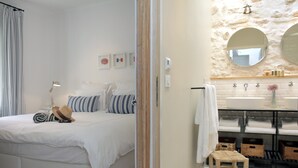 A bedroom with a bed, pillows, a hat, and a lamp. - Beautifully renovated townhouse for 4 guests in Antibes with outdoor space. (Antibes)