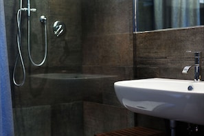 Combined shower/tub, hair dryer, bidet, towels
