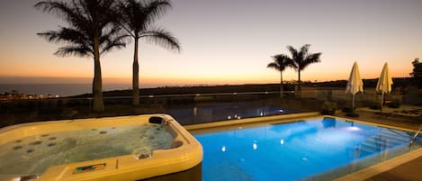 Una piscina al aire libre, una piscina climatizada