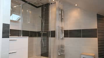 Ensemble douche/baignoire, sĂšche-cheveux, serviettes fournies
