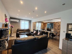 Smart TV, fireplace, DVD player, books