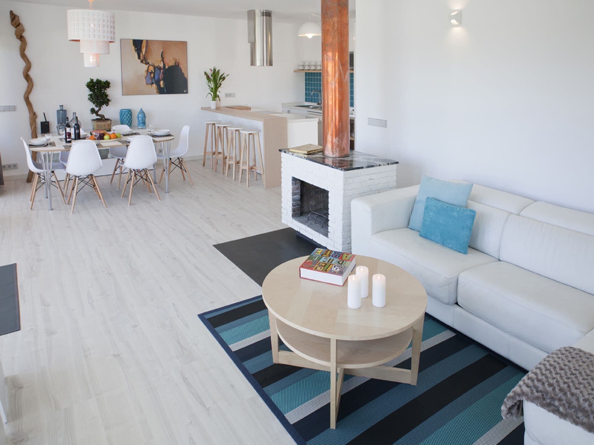 Een televisie, een open haard en een dvd-speler