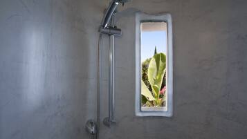 Ensemble douche/baignoire, sèche-cheveux, serviettes fournies, savon
