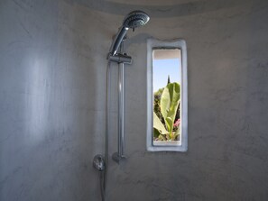 Combinazione doccia/vasca, asciugacapelli, asciugamani, sapone