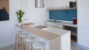 Frigorífico, microondas, horno y placa de cocina
