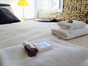 Desk, iron/ironing board, WiFi, bed sheets