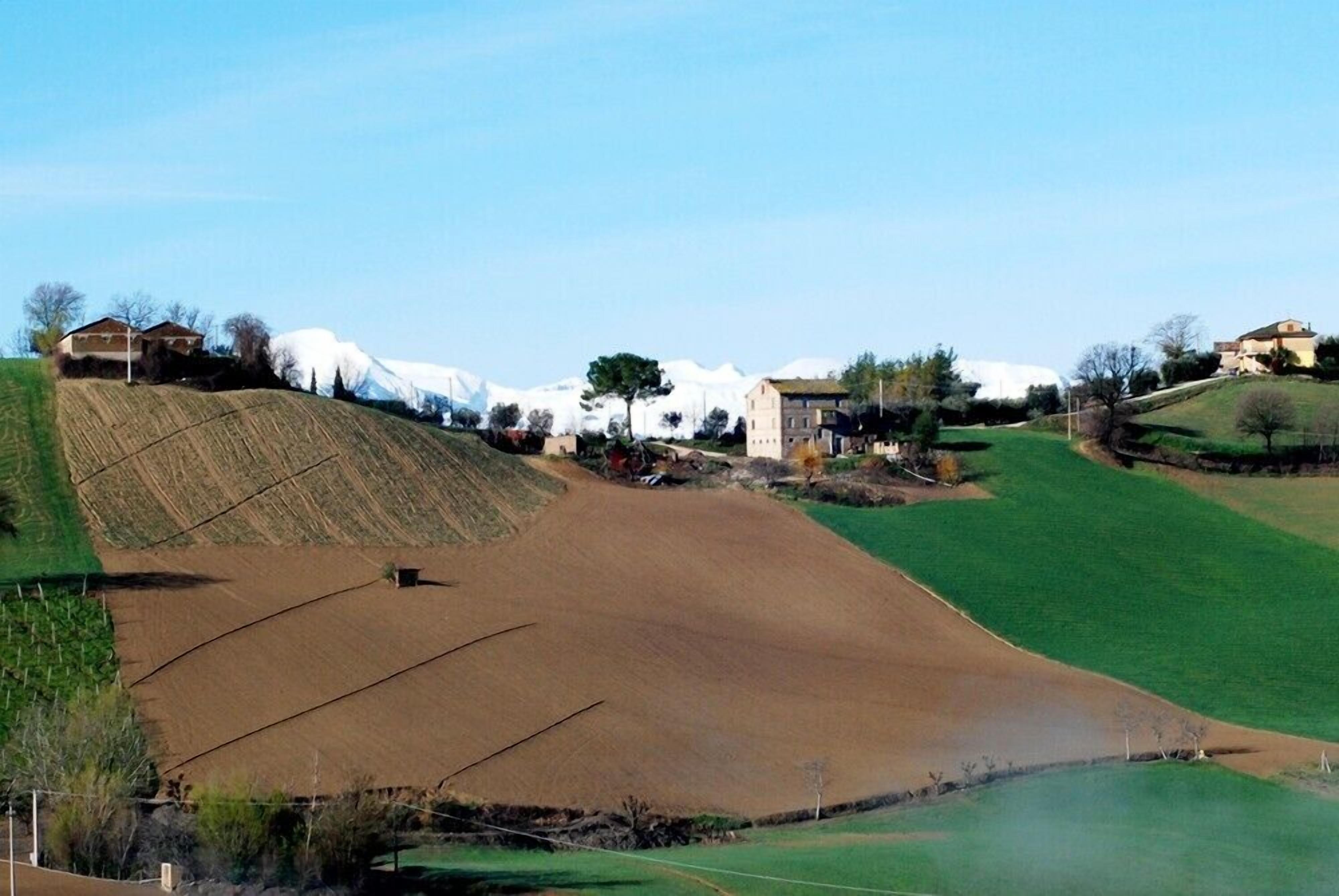 Die Marken - Blick von der Capanna zu den Bergen