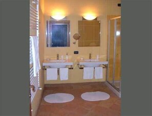 Regadera, secadora de cabello, bidet, toallas 