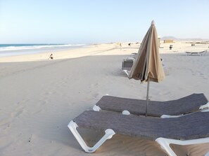 Plage à proximité, chaise longue, serviettes de plage