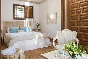9 habitaciones, escritorio, tabla de planchar con plancha y wifi gratis