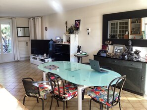 Dining - La Salvetat Saint Gilles: House / Villa - LA SALVETAT ST GILLES (La Salvetat-Saint-Gilles)