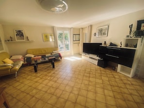 A living room with a sofa, a coffee table, a TV, and a cabinet. - La Salvetat Saint Gilles: House / Villa - LA SALVETAT ST GILLES (La Salvetat-Saint-Gilles)