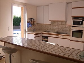 Private kitchen - La Salvetat Saint Gilles: House / Villa - LA SALVETAT ST GILLES (La Salvetat-Saint-Gilles)