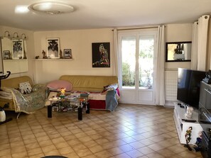 TV, lettore DVD, libri