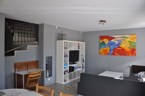 Televisión, reproductor de DVD, tenis de mesa y libros