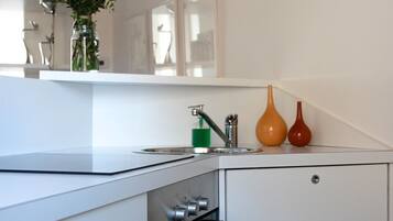 Frigorifero, forno, piano cottura, lavastoviglie