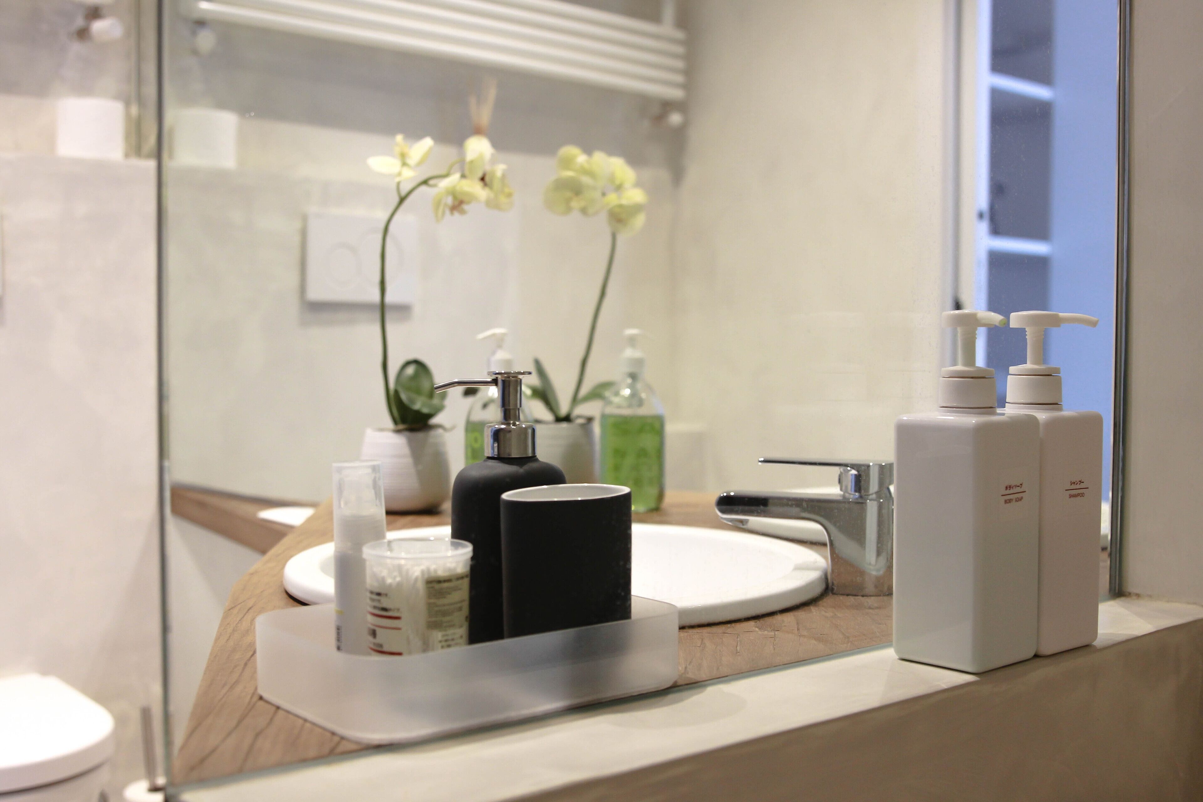 Een douche, een haardroger, een bidet, handdoeken