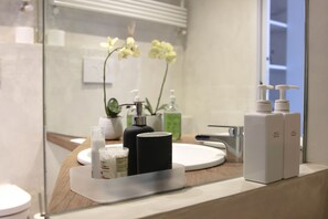 Dusche, Haartrockner, Bidet, Handtücher