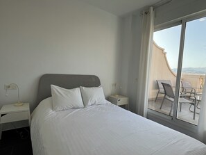2 habitaciones, tabla de planchar con plancha y cuna de viaje 