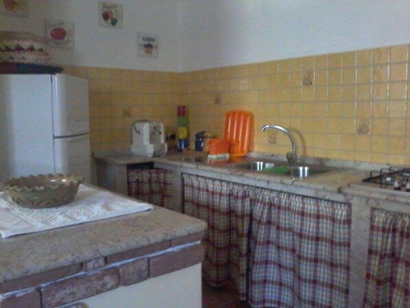 Kylskåp, mikrovågsugn, spishäll och kaffe- och tebryggare