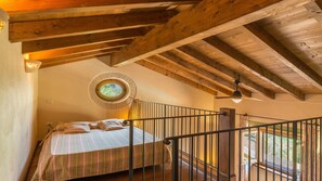 4 slaapkamers, een strijkplank/strijkijzer, gratis wifi, beddengoed