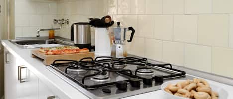 Fridge, microwave, stovetop, dishwasher