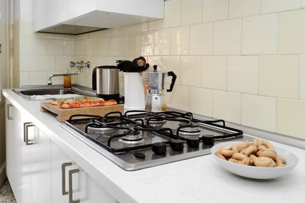 Fridge, microwave, stovetop, dishwasher