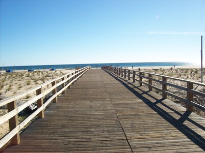 HOUSE A 250 METERS FROM THE BEACH, WITH GARAGE, TERRACE AND BARBECUE