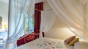 5 bedrooms, desk, iron/ironing board, free WiFi