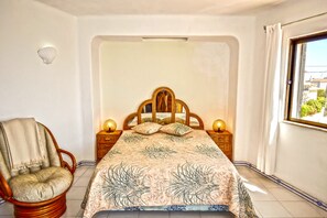 4 makuuhuonetta, tallelokero huoneessa, silitysrauta/-lauta