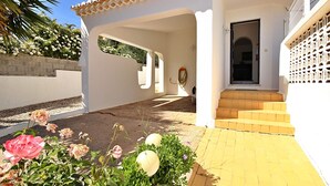 Property grounds - "Casa Júlia" - Beach, restaurants and everything at your fingertips! (Carvoeiro)