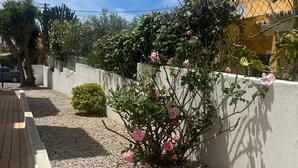 Property grounds - "Casa Júlia" - Beach, restaurants and everything at your fingertips! (Carvoeiro)