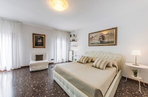 2 bedrooms, in-room safe, iron/ironing board, free WiFi