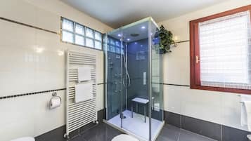 Shower, hair dryer, bidet, towels