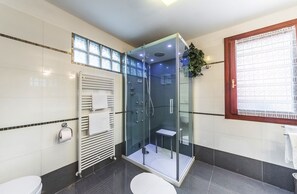 Chuveiro, secador de cabelo, bidê, toalhas de banho