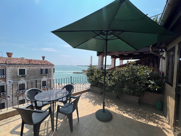 Outdoor dining - BIANCIAL PENTHOUSE WITH SPLENDID TERRACE SOLARIUM OVERVIEW OF THE LAGOON (Venezia)