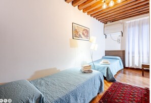 2 quartos, ferros/tábuas de passar roupa, Wi-Fi, roupa de cama