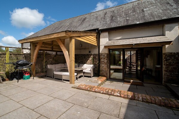 Outdoor dining - Weirmarsh Big Barn. Large barn conversion with large hot tub and games room. (North Devon)