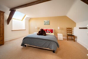 5 slaapkamers, een strijkplank/strijkijzer, reisbedje, gratis wifi