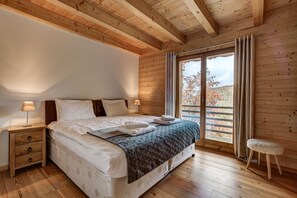 5 bedrooms, iron/ironing board, WiFi, bed sheets