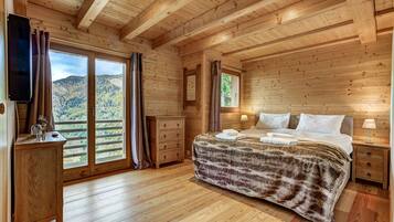 5 bedrooms, iron/ironing board, WiFi, bed sheets