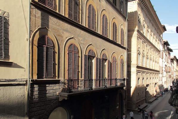 A historic building with arched windows and a balcony. - Apartment "Dante "Wp Relais, Florentine Style in the Heart of the City (Firenze)
