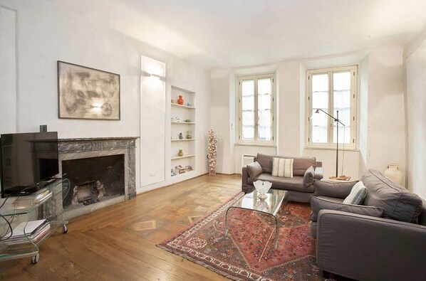 Smart TV, fireplace, DVD player, books