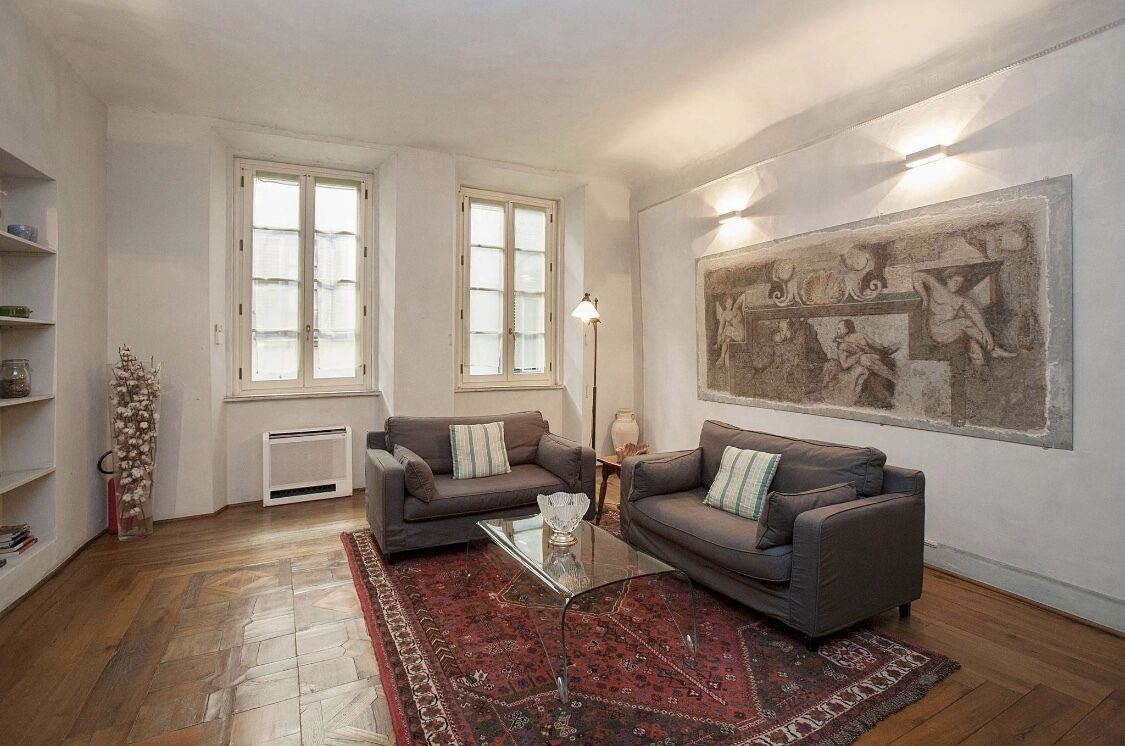 Smart TV, fireplace, DVD player, books