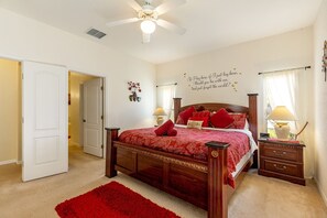 4 Schlafzimmer, Zimmersafe, Schreibtisch, Bügeleisen/Bügelbrett