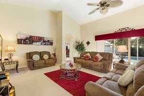 Smart-TV, Videospiele, DVD-Player, Tischfußball