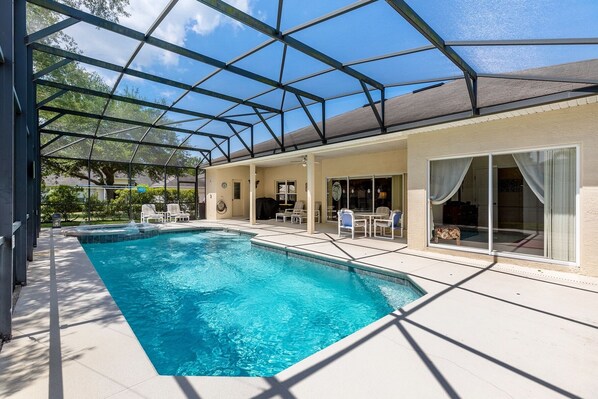 Alberca al aire libre y alberca climatizada